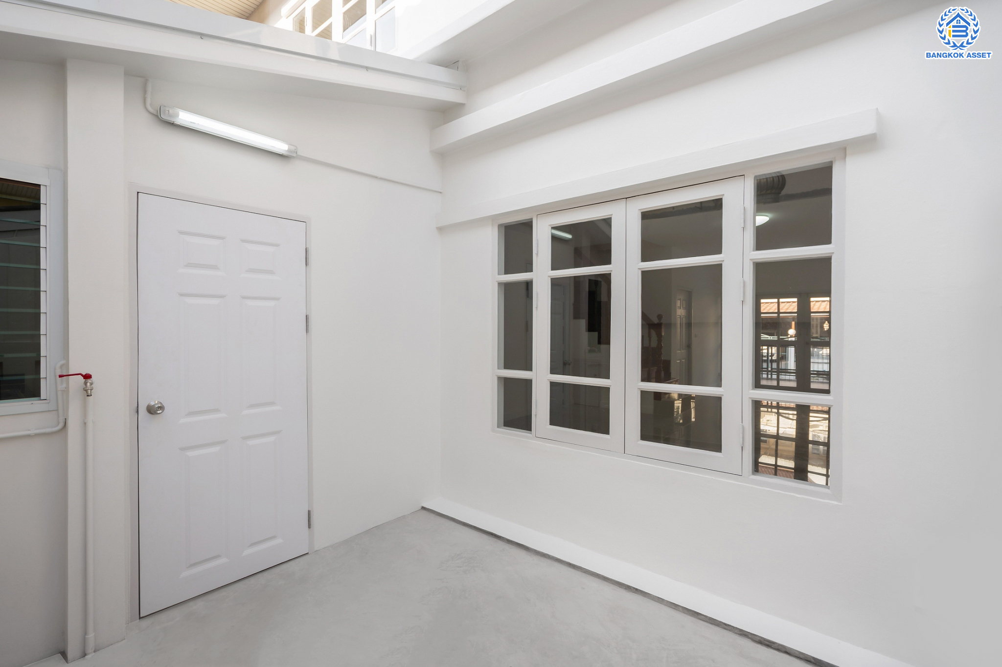 บ้านมือสองตกแต่งใหม่ ม.รติรมย์ 3 สวนผัก บ้านดีไซน์สวยพร้อมอยู่ เนื้อที่ 21 ตร.ว. ฟังก์ชัน 3 ห้องนอน 2 ห้องน้ำ 1 ที่จอดรถ บนทำเลศักยภาพ เชื่อมต่อหลายเส้นทางหลัก ใกล้ทางด่วน "ศรีรัช" รถไฟฟ้าสายสีแดง "สถานีตลิ่งชัน"และแหล่ง Community Mall ชั้นนำมากมาย